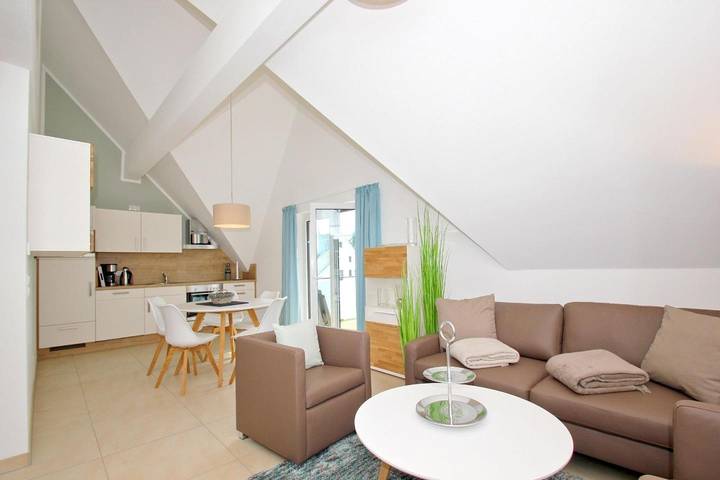 Ganze Wohnung, Strandnahe Fewo mit Balkon, Schwimmbad- und Saunanutzung -  Rex Rugia in Lobbe, Mönchgut