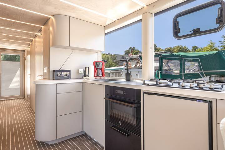 Houseboat 'Hafensuite in Templin Uckermark' with Lake View, Wi-Fi, and Air Conditioning in Templin, Barnimerland Region