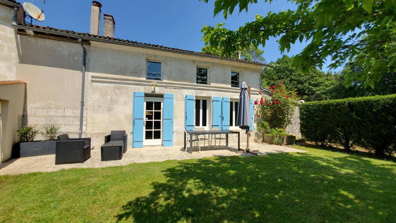 Appart' Nature L'Escale - Saintes - Calme, Piscine, Parking, Terrasse in Chaniers, Région de Saintes
