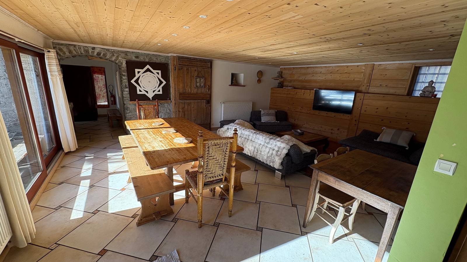 Appartement entier, Appartement "Le Duplex" avec vue sur les montagnes, terrasse privée et Wi-Fi in Albiez-Montrond, Région de Saint-Jean-de-Maurienne