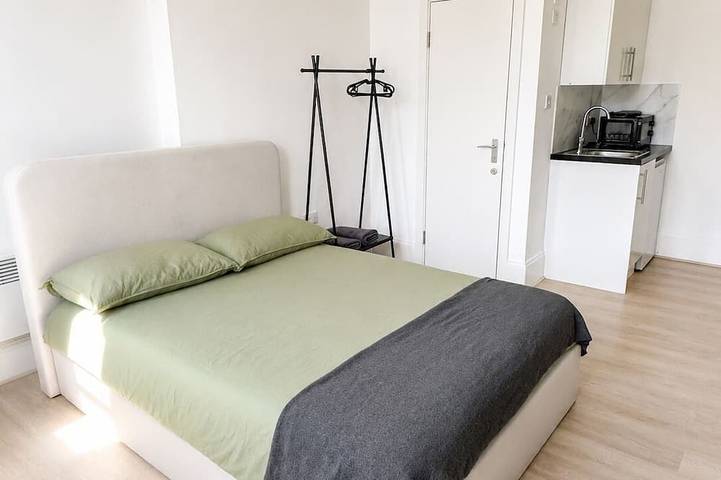 Entire apartment, Kw Deluxe Triple Studio for 3 | Near Alexandra Palace in Haringey, London