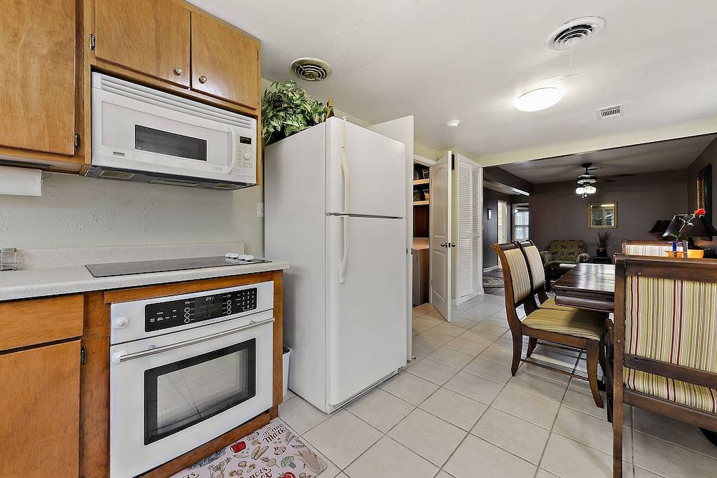 Walk to Government St! 6 guests, pet and family friendly, close to the beach! in Ocean Springs, Mississippi Gulf Coast