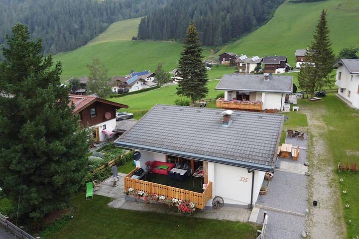 Chalet für 8 Personen, mit Balkon und Pool sowie Garten - 1