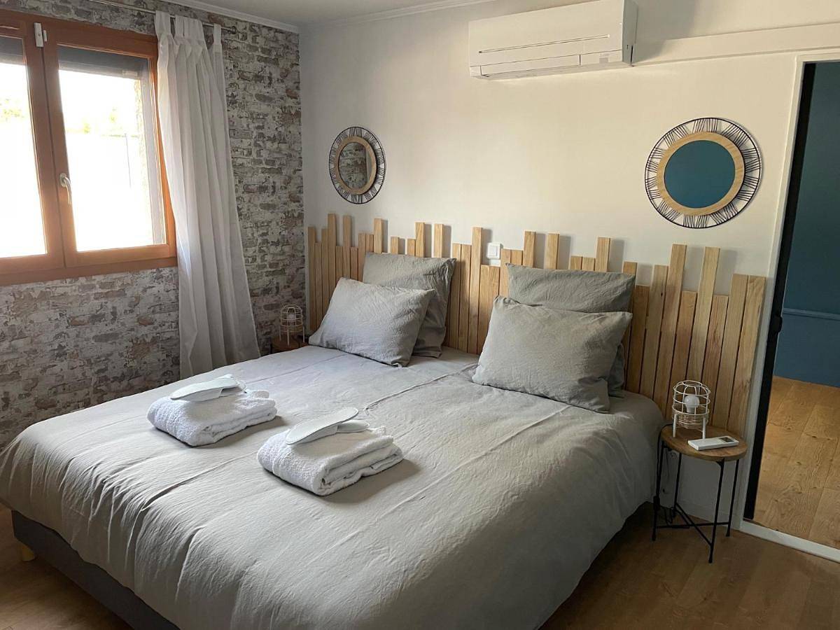 Double Room with Private Bathroom in Saint-Victor-de-Morestel, Région de La Tour-du-Pin