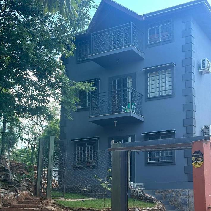 Hôtel pour 3 personnes, avec jacuzzi et piscine ainsi que jardin et balcon