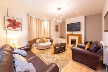 Vacation Rental for 10 Guests in Liverpool, Merseyside, Picture 2