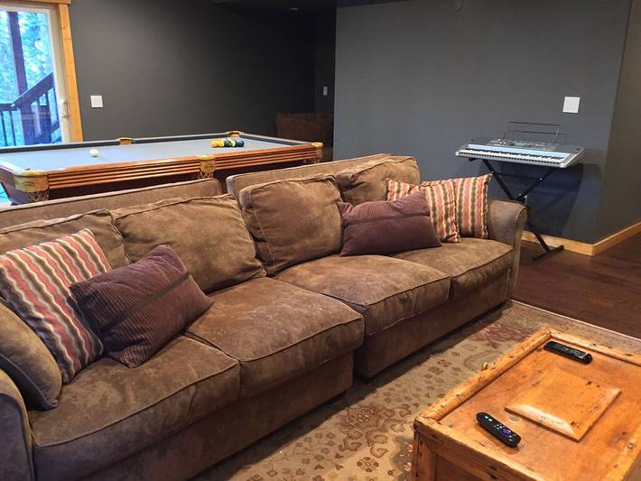 Vacation rental for 16 people, with pool and hot tub as well as yard in Donner Lake