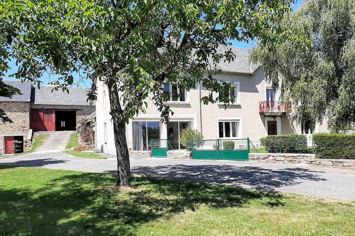 Gîte pour 15 personnes, avec Terrasse et Jardin à Rullac-Saint-Cirq