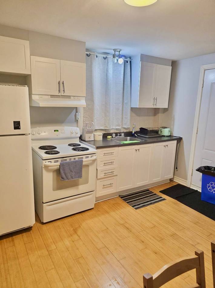 Apartamento entero, Cómodo apartamento de 2 dormitorios en Laval, 2 plazas de aparcamiento, alquiler de coches opcional in Laval, Quebec