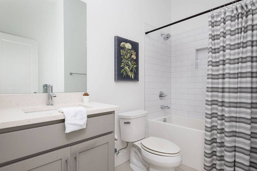 Elmhurst ~ 6 Beds, 2 Mi Downtown / Broadway, Free Parking, Space for Everyone, Covered Outdoor Areas in Nashville, Tennessee