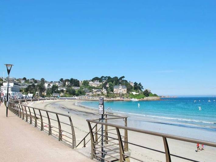 Gîte pour 4 personnes, avec terrasse et jardin, adapté aux familles dans Casino de Perros-Guirec