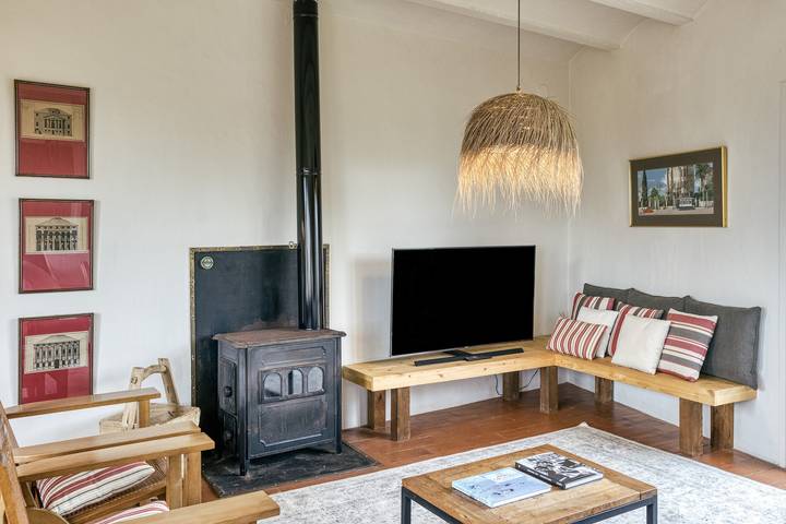 Apartamento entero, Apartamento 'El Pedró Rural' con vistas a la montaña, Wi-Fi y aire acondicionado. in Ventalló, Alt Empordà