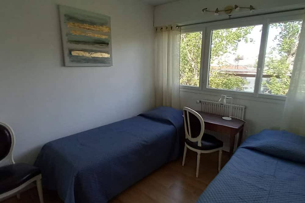 Entire apartment, Paris-Levallois apartment 4*: 2 bedrooms/6 people 68m2, parking, near metro/bus in Levallois-Perret, Hauts-de-Seine