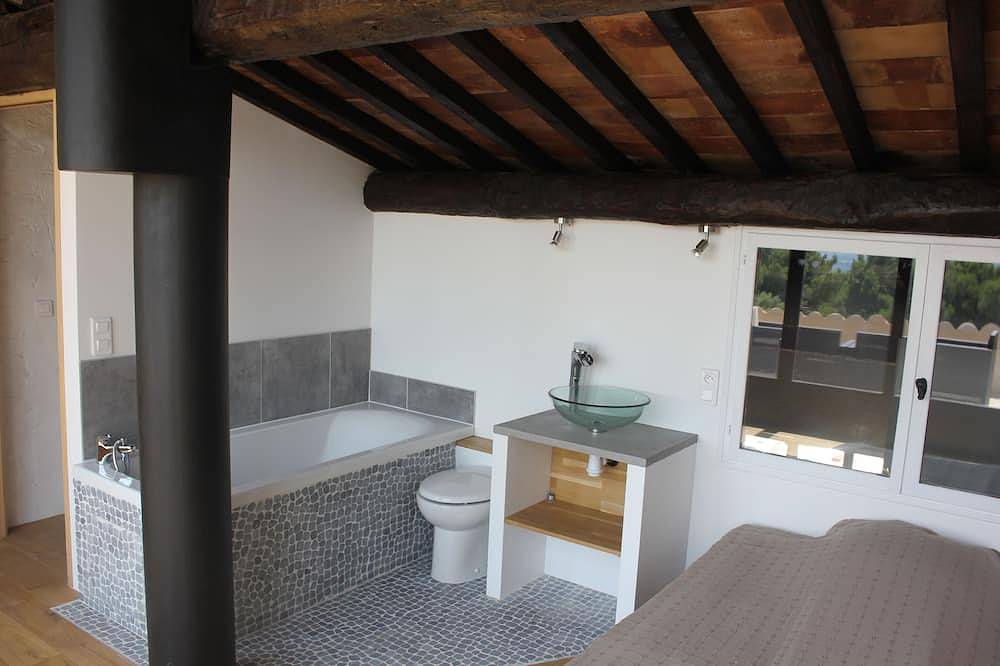 Freistehendes Ferienhaus in einer provenzalischen Domäne mit atemberaubendem Blick auf den Pool in Saumane-de-Vaucluse, Vaucluse
