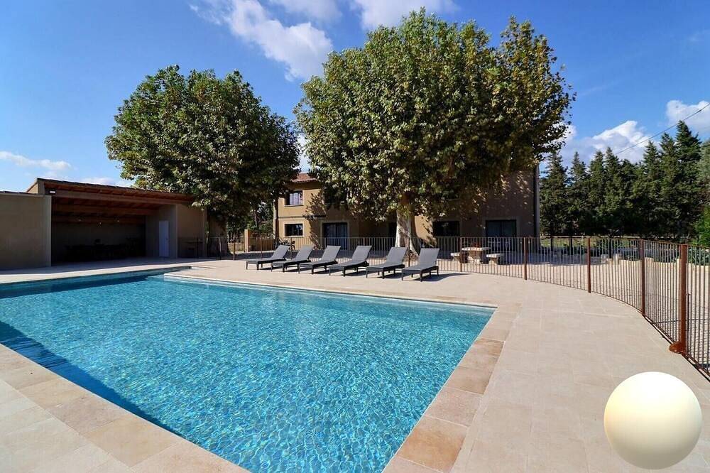 Gîte Spacieux, Rénové, Climatisé Avec Grande Piscine Sécurisée, Jardin Clos in Graveson, Arles region