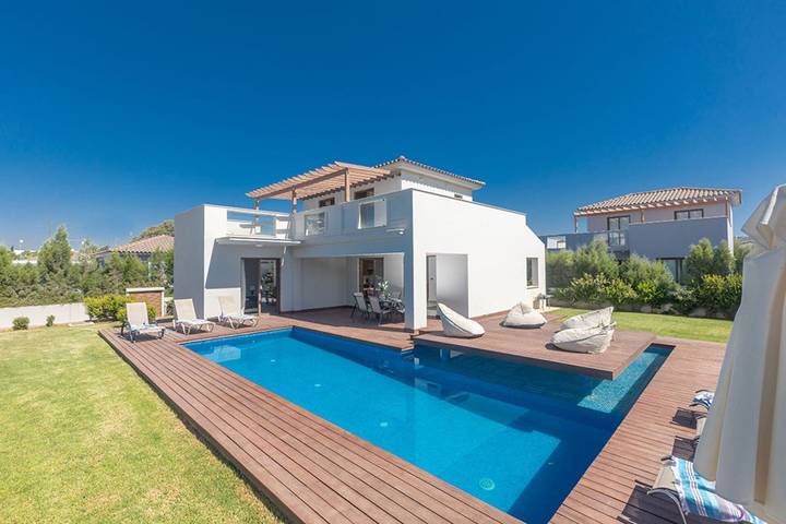 Villa for 6 people, with garden and pool in Cyprus