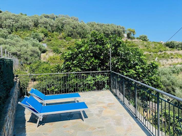 Location de vacances pour 5 personnes, avec piscine ainsi que vue et jardin à Pompeiana - 4
