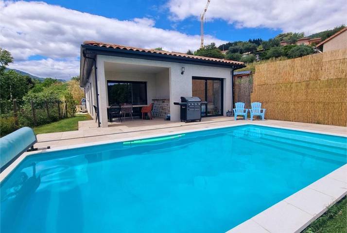 Location de vacances pour 6 personnes, avec jardin et piscine ainsi que vue et terrasse à Rocher - 4