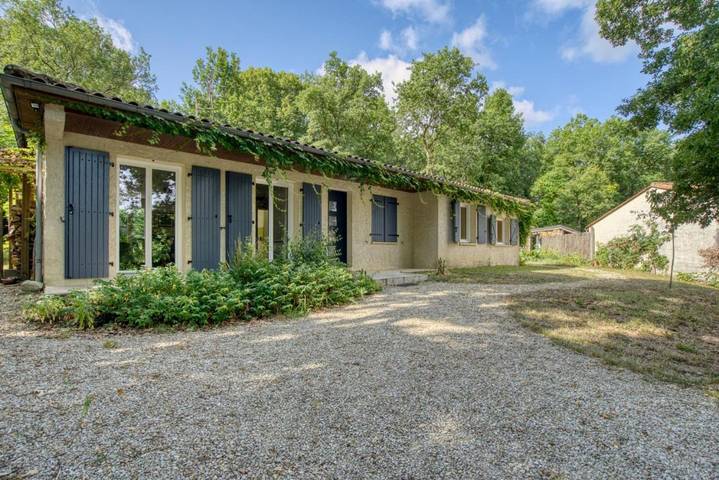 Gîte pour 9 personnes, avec jardin dans Vœuil-et-Giget