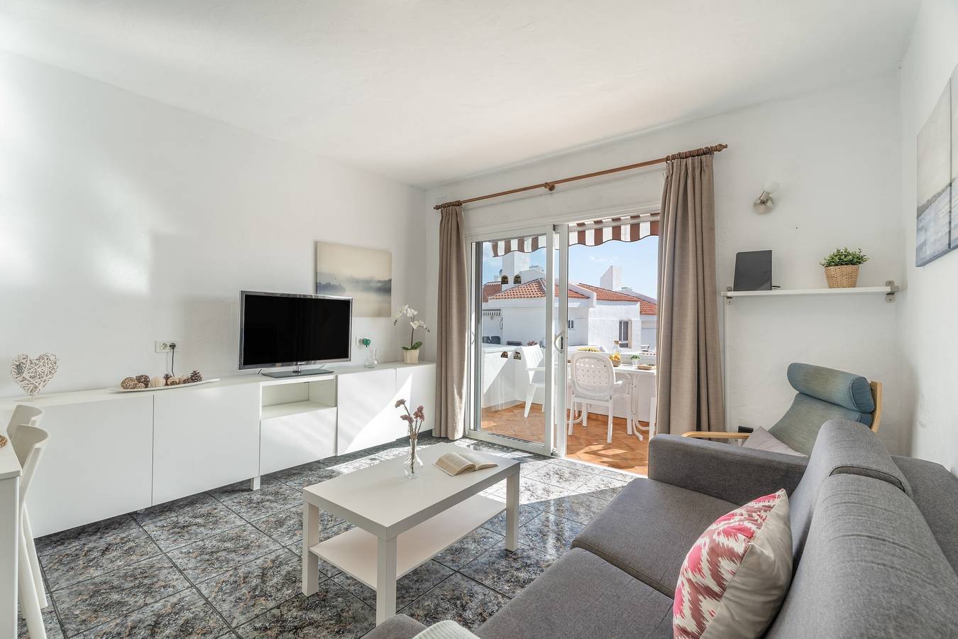 Apartamento entero, Apartamento vacacional 'Ático 21-5' con piscina comunitaria, terraza privada y Wi-Fi in Playa de las Américas, Arona 