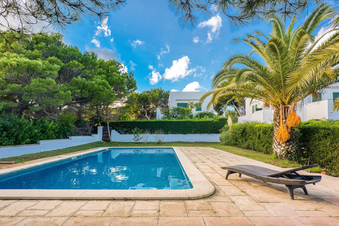 Las Violetas, charmantes Haus mit großem Garten und Swimmingpool, direkt am Strand. in Arenal d'en Castell, Es Mercadal