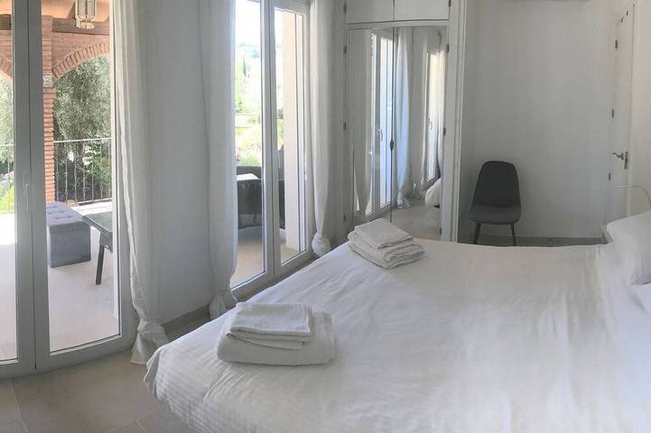 Ganze Wohnung, Stilvolle neue 2-Schlafzimmer-Wohnung (beide mit eigenem Bad) in privilegierter ländlicher Lage in Coín, Málaga Provinz