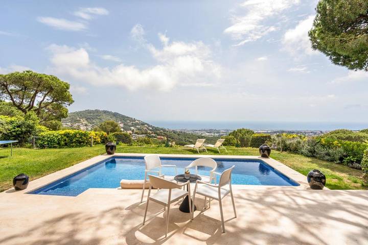 Location de vacances pour 8 personnes, avec terrasse et piscine ainsi que vue et jardin, animaux acceptés à Cabrils - 3