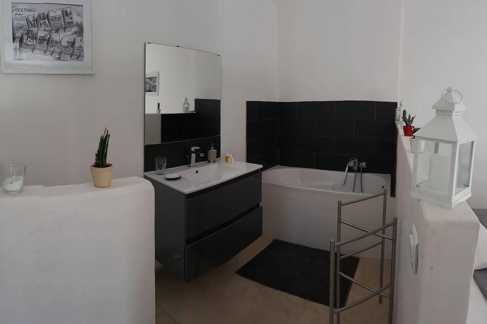 \"Chambre Blanche\" coquette et calme au cœur d'une forêt in Saint-Quentin-la-Poterie, Région de Nîmes