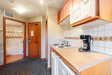 Glamping for 2 Guests in Whistler, Whistler Blackcomb, Picture 4