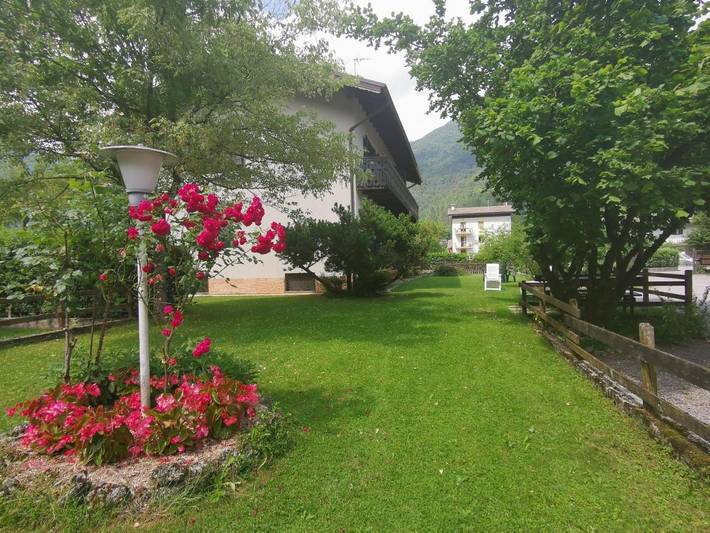 Appartamento per 5 persone, con Balcone e Terrazza nonché Giardino e Panorama a Pieve di Ledro