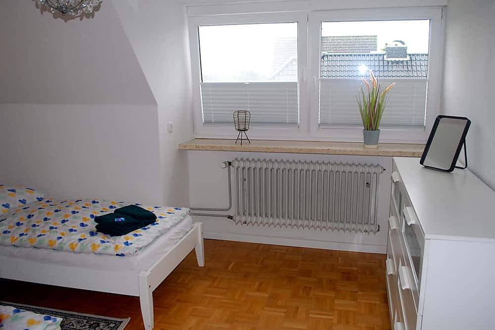 Ganze Wohnung, 70 qm für bis zu 4 Personen in Dannewerk Schleswig-Holstein. Pkw-Stellplatz und Abstellraum für Räder E-Bikes, Waschmaschine, Vollbad mit Badewanne, Kinderhochstuhl und Kinderreisebett stehen zur Verfügung Bettzeug für das Reisebett bitte sel... in Dannewerk, Schleswig & Umgebung