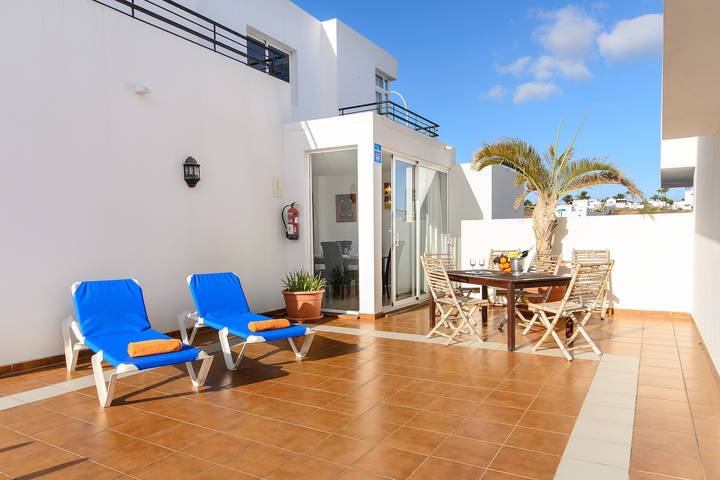 Beautiful holiday home with Heated Pool, Private Patio and Great Location in Puerto del Carmen, Tías
