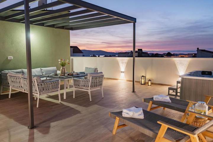 Villa pour 8 personnes, avec piscine ainsi que vue et jardin, animaux acceptés à Brodarica - 3