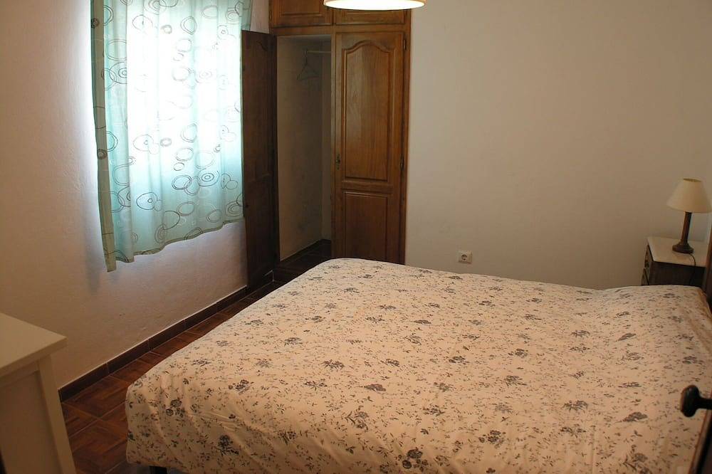 Apartment with backyard, in the old part of the village 5 minutes walk from the beach in Praia do Farol, Vila Nova de Milfontes