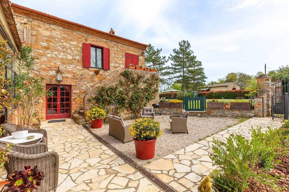 Nydelig restaurert gårdshus med svømmebasseng i stille stille bakker i Siena. in Trequanda, Provinsen Siena