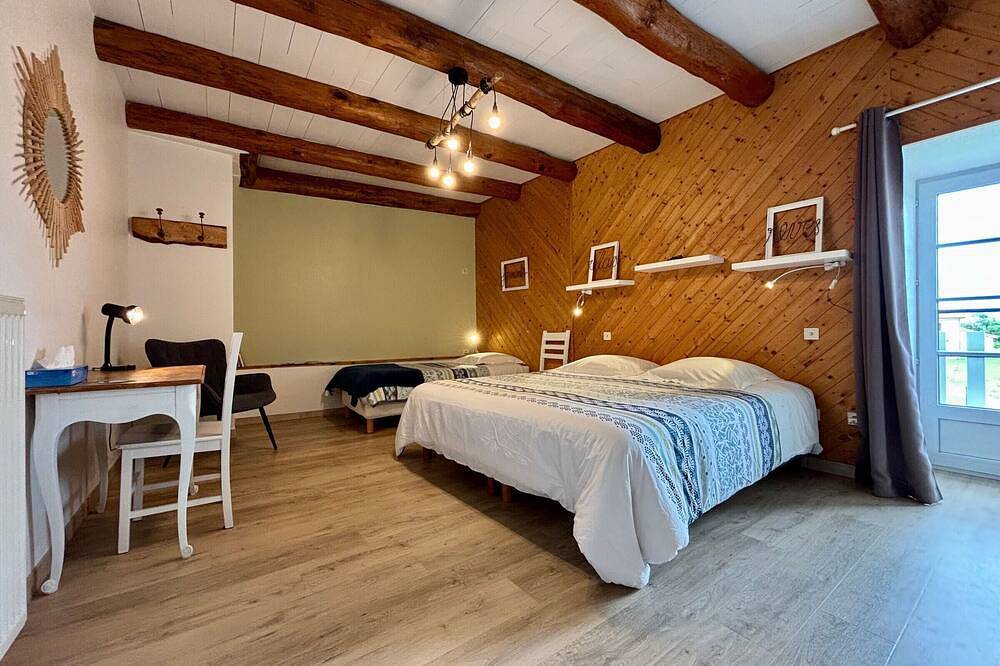 Gîte tout inclus avec terrasse, jardin et parkings, proche Puy-en-Velay et chemins de randonnée. in Séneujols, Haute-Loire