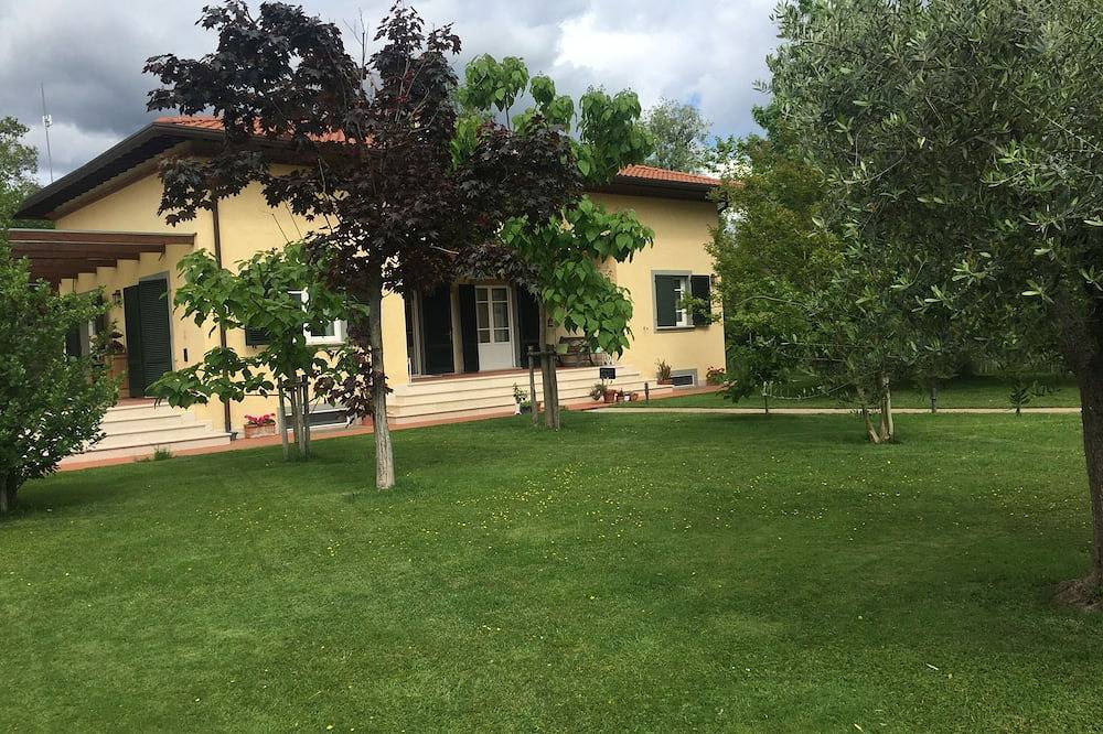 House surrounded by greenery 10 minutes from the sea and the pier of Forte dei Marmi. in Forte dei Marmi, Italienische Riviera