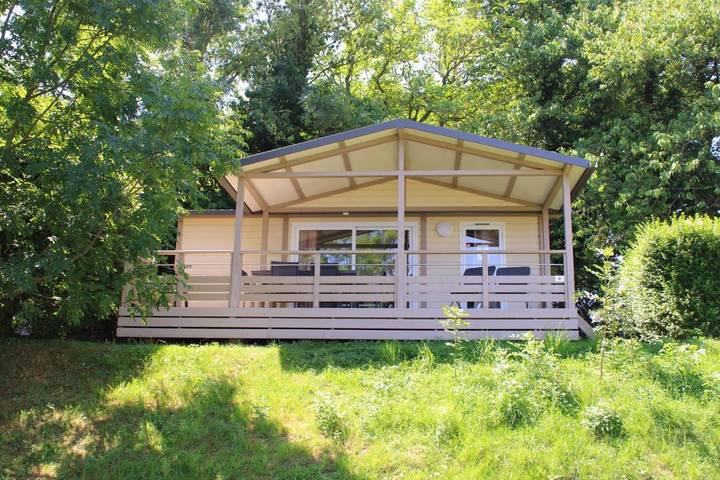 Camping pour 7 personnes, avec jardin et terrasse ainsi que piscine et vue