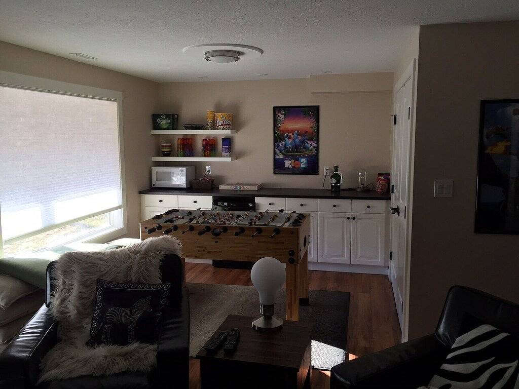 Executive 5 Br + Den Home, voll ausgestattet für bis zu 11 Personen mit Klimaanlage in Kootenay-Nationalpark