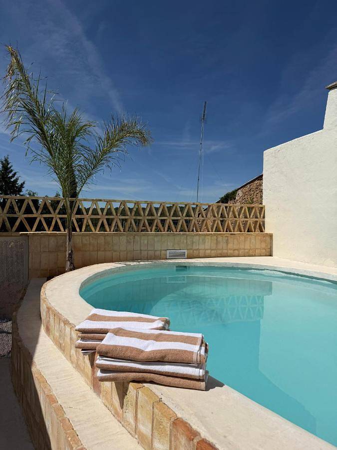 Casa rural para 6 personas, con Balcón y Jacuzzi además de Terraza y Jardín en Requena-Utiel