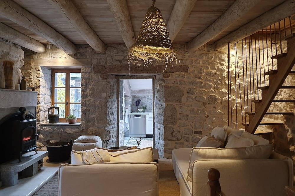 Cosy Cottage Campagnard Avec Cheminées, Balcon & Jardin in Les Monts-Verts, Région de Mende