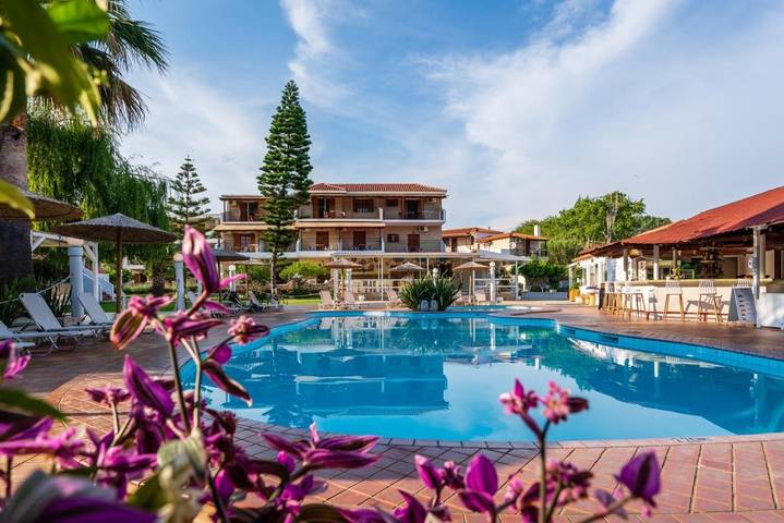 Appart’hôtel pour 2 personnes, avec vue et piscine ainsi que jardin et bassin pour enfant
