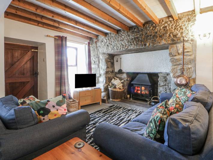 Llwyn Y Brig Isaf in Trefor, Gwynedd