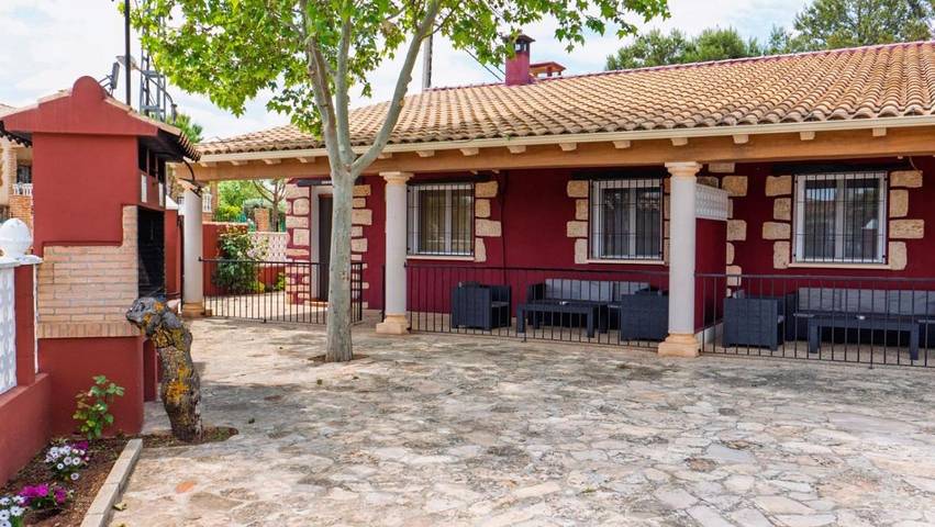 Casa rural para 6 personas, con terraza además de jardín y piscina, Se admiten mascotas en Ossa de Montiel - 2