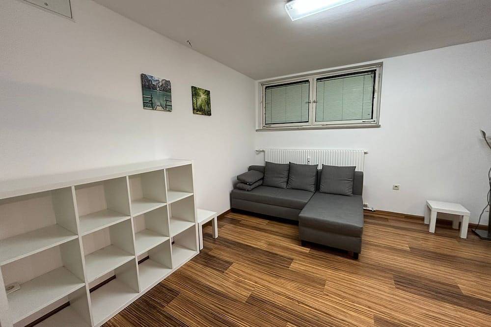 Entire apartment, Spacious basement apartment with 3 bedrooms, Wohnung mit 4 Betten in Germering, Upper Bavaria