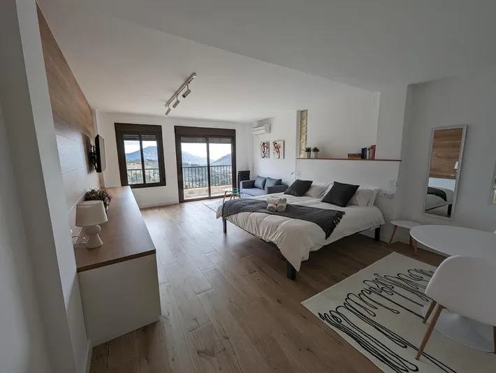 Ferienwohnung für 2 Personen, mit Pool und Garten sowie Seeblick und Ausblick, kinderfreundlich - 1