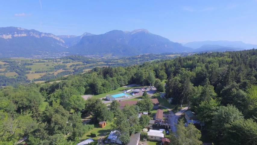 Location de vacances pour 3 personnes, avec terrasse et piscine, animaux acceptés à Miribel-les-Échelles