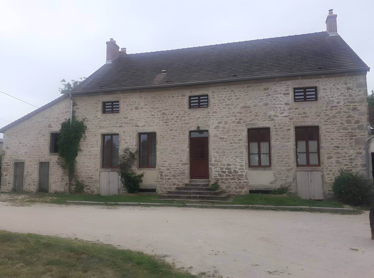 Gîte de Preney : maison de vacances avec terrasse et jardin privés in Saulieu, Région de Montbard