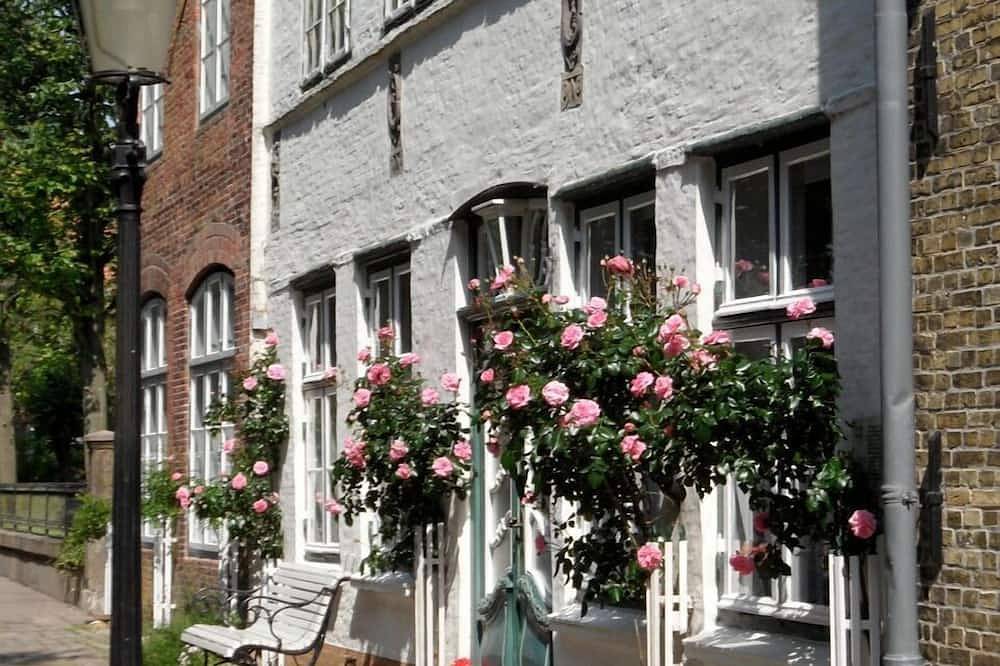 Ganze Wohnung, Ferienwohnung in historischem Haus direkt am Wasser mit Boot und Fahrrädern in Friedrichstadt, Eider-Treene-Sorge
