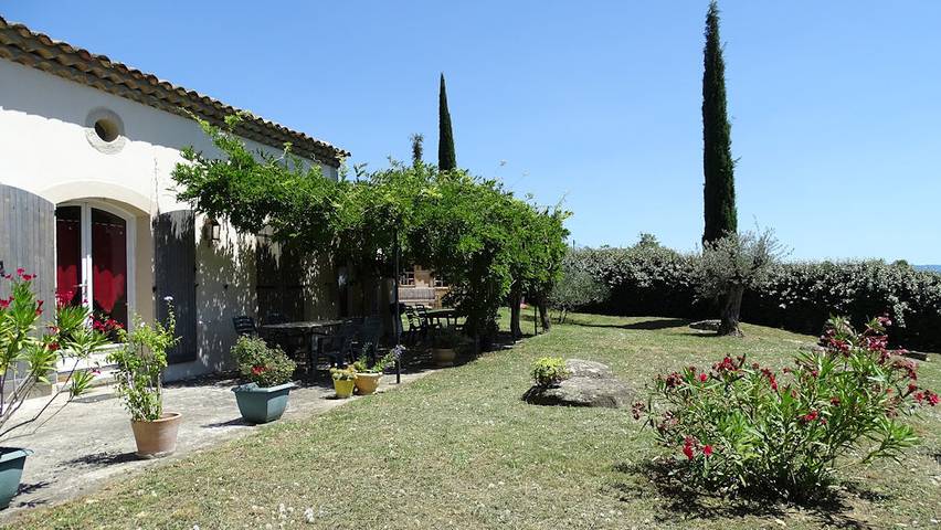 Gîte pour 6 personnes, avec terrasse et jardin